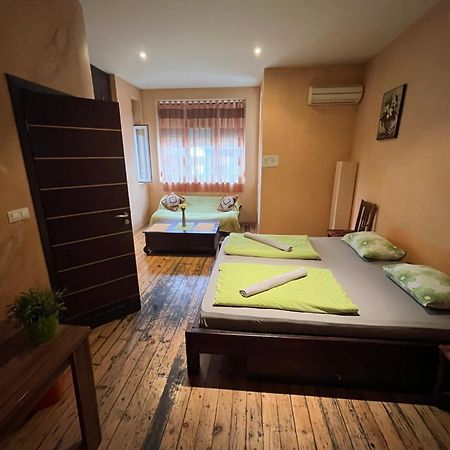 Elegance On A Budget - Rooms For Rent In Sofia Center Eksteriør billede